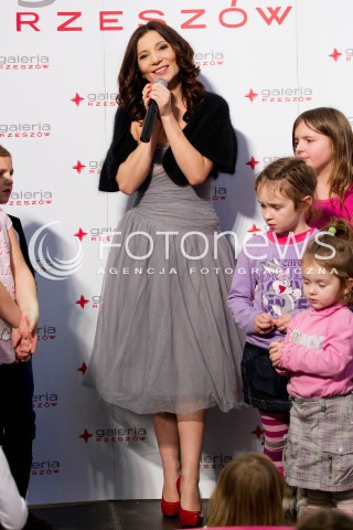  09.12.2012 RZESZOW RECITAL SWIATECZNY MAGDY FEMME W GALERII RZESZOW - KONCERT MAGDY FEMME PO DLUZSZEJ PRZERWIE N/Z MAGDA FEMME  