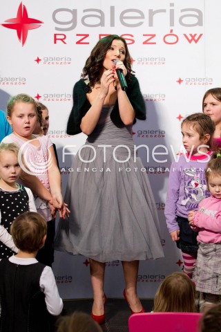  09.12.2012 RZESZOW RECITAL SWIATECZNY MAGDY FEMME W GALERII RZESZOW - KONCERT MAGDY FEMME PO DLUZSZEJ PRZERWIE N/Z MAGDA FEMME  