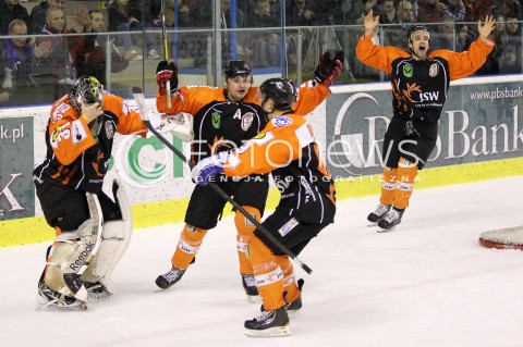  29.12.2012 SANOK HOKEJ NA LODZIE FINAL PUCHARU POLSKI MECZ CIARKO PBS BANK SANOK - JKH GKS JASTRZEBIE N/Z RADOSC WYGRANA MISTRZ POLSKI JKH JASTRZEBIE MATEUSZ DANIELUK KAMIL KOSOWSKI MATEUSZ BRYK  