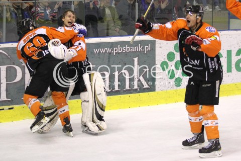  29.12.2012 SANOK HOKEJ NA LODZIE FINAL PUCHARU POLSKI MECZ CIARKO PBS BANK SANOK - JKH GKS JASTRZEBIE N/Z RADOSC WYGRANA MISTRZ POLSKI JKH JASTRZEBIE MATEUSZ BRYK KAMIL KOSOWSKI ADRIAN LABRYGA  