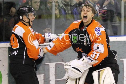  29.12.2012 SANOK HOKEJ NA LODZIE FINAL PUCHARU POLSKI MECZ CIARKO PBS BANK SANOK - JKH GKS JASTRZEBIE N/Z RADOSC WYGRANA MISTRZ POLSKI JKH JASTRZEBIE MATEUSZ BRYK KAMIL KOSOWSKI  