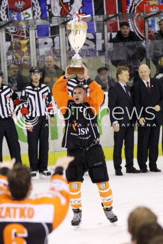  29.12.2012 SANOK HOKEJ NA LODZIE FINAL PUCHARU POLSKI MECZ CIARKO PBS BANK SANOK - JKH GKS JASTRZEBIE N/Z RADOSC WYGRANA MISTRZ POLSKI JKH JASTRZEBIE MACIEJ URBANOWICZ  
