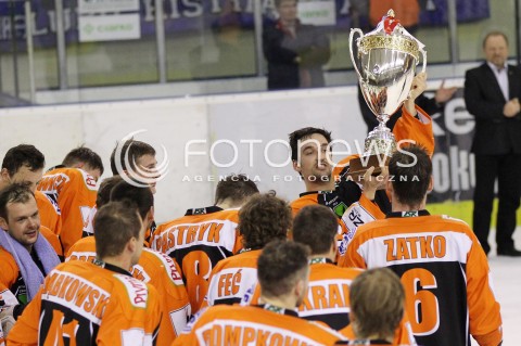  29.12.2012 SANOK HOKEJ NA LODZIE FINAL PUCHARU POLSKI MECZ CIARKO PBS BANK SANOK - JKH GKS JASTRZEBIE N/Z MATEUSZ DANIELUK RADOSC WYGRANA MISTRZ POLSKI JKH JASTRZEBIE  
