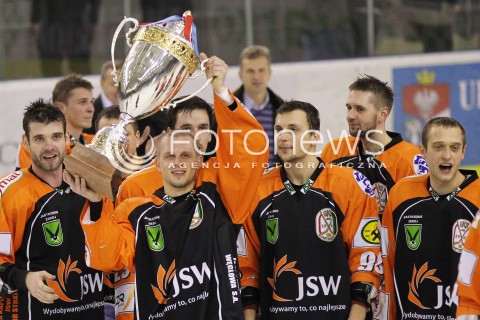  29.12.2012 SANOK HOKEJ NA LODZIE FINAL PUCHARU POLSKI MECZ CIARKO PBS BANK SANOK - JKH GKS JASTRZEBIE N/Z MATEUSZ BRYK MACIEJ ROMPKOWSKI MIROSLAV ZATKO RADOSC WYGRANA MISTRZ POLSKI JKH JASTRZEBIE  