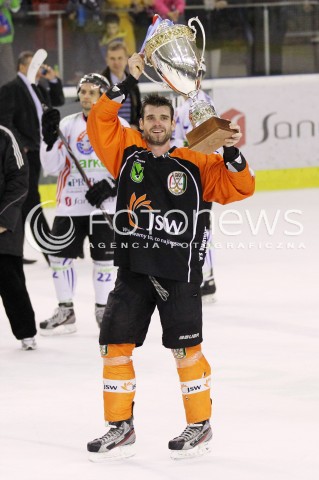  29.12.2012 SANOK HOKEJ NA LODZIE FINAL PUCHARU POLSKI MECZ CIARKO PBS BANK SANOK - JKH GKS JASTRZEBIE N/Z MIROSLAV ZATKO RADOSC WYGRANA MISTRZ POLSKI JKH JASTRZEBIE  