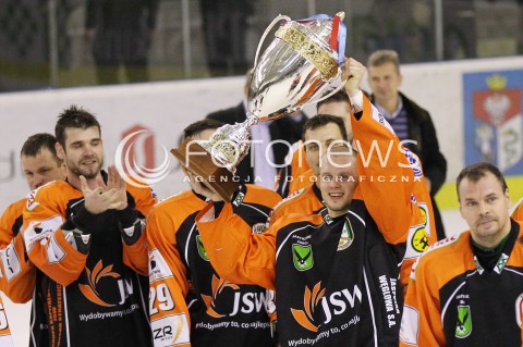  29.12.2012 SANOK HOKEJ NA LODZIE FINAL PUCHARU POLSKI MECZ CIARKO PBS BANK SANOK - JKH GKS JASTRZEBIE N/Z MATEUSZ BRYK RADOSC WYGRANA MISTRZ POLSKI JKH JASTRZEBIE  