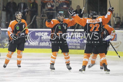  29.12.2012 SANOK HOKEJ NA LODZIE FINAL PUCHARU POLSKI MECZ CIARKO PBS BANK SANOK - JKH GKS JASTRZEBIE N/Z RICHARD BORDOWSKI ADRIAN LABRYGA RADOSC GOL BRAMKA  