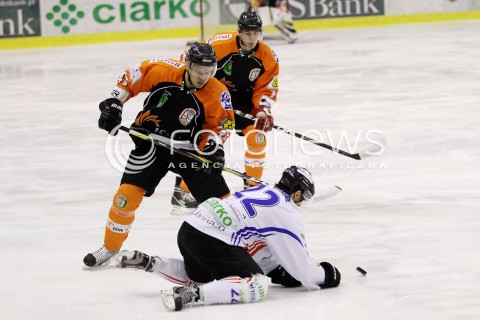  29.12.2012 SANOK HOKEJ NA LODZIE FINAL PUCHARU POLSKI MECZ CIARKO PBS BANK SANOK - JKH GKS JASTRZEBIE N/Z MACIEJ MERMER BARTOSZ DABKOWSKI KAMIL GORNY CIARKO NA KOLANACH  