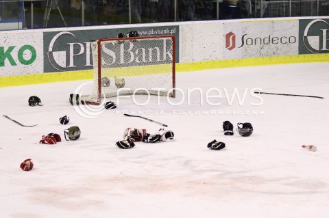  29.12.2012 SANOK HOKEJ NA LODZIE FINAL PUCHARU POLSKI MECZ CIARKO PBS BANK SANOK - JKH GKS JASTRZEBIE N/Z KIJKI KIJE KASKI OCHRANIACZE  