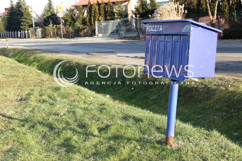  30.12.2012 ZDJECIE ILUSTRACYJNE. OD 1 STYCZNIA 2013 ROKU WCHODZI W ZYCIE NOWA USTAWA PRAWO POCZTOWE, DOTYCZY MIEDZY INNYMI OBOWIAZKU UMIESZCZANIA SKRZYNEK POCZTOWYCH N/Z ZBIORCZA SKRZYNKA POCZTOWA NA WSI  