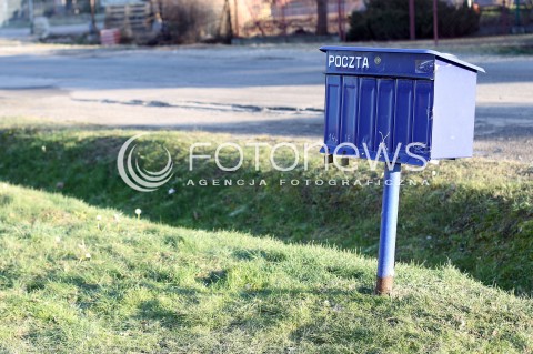  30.12.2012 ZDJECIE ILUSTRACYJNE. OD 1 STYCZNIA 2013 ROKU WCHODZI W ZYCIE NOWA USTAWA PRAWO POCZTOWE, DOTYCZY MIEDZY INNYMI OBOWIAZKU UMIESZCZANIA SKRZYNEK POCZTOWYCH N/Z ZBIORCZA SKRZYNKA POCZTOWA NA WSI  