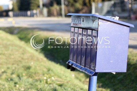  30.12.2012 ZDJECIE ILUSTRACYJNE. OD 1 STYCZNIA 2013 ROKU WCHODZI W ZYCIE NOWA USTAWA PRAWO POCZTOWE, DOTYCZY MIEDZY INNYMI OBOWIAZKU UMIESZCZANIA SKRZYNEK POCZTOWYCH N/Z ZBIORCZA SKRZYNKA POCZTOWA NA WSI  