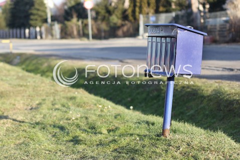  30.12.2012 ZDJECIE ILUSTRACYJNE. OD 1 STYCZNIA 2013 ROKU WCHODZI W ZYCIE NOWA USTAWA PRAWO POCZTOWE, DOTYCZY MIEDZY INNYMI OBOWIAZKU UMIESZCZANIA SKRZYNEK POCZTOWYCH N/Z ZBIORCZA SKRZYNKA POCZTOWA NA WSI  
