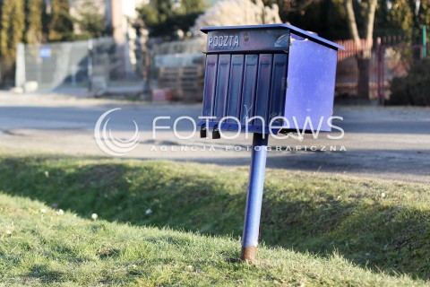 30.12.2012 ZDJECIE ILUSTRACYJNE. OD 1 STYCZNIA 2013 ROKU WCHODZI W ZYCIE NOWA USTAWA PRAWO POCZTOWE, DOTYCZY MIEDZY INNYMI OBOWIAZKU UMIESZCZANIA SKRZYNEK POCZTOWYCH N/Z ZBIORCZA SKRZYNKA POCZTOWA NA WSI  