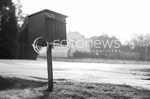  30.12.2012 ZDJECIE ILUSTRACYJNE. OD 1 STYCZNIA 2013 ROKU WCHODZI W ZYCIE NOWA USTAWA PRAWO POCZTOWE, DOTYCZY MIEDZY INNYMI OBOWIAZKU UMIESZCZANIA SKRZYNEK POCZTOWYCH N/Z ZBIORCZA SKRZYNKA POCZTOWA NA WSI  