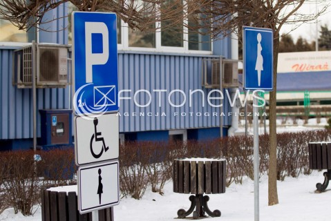  13.01.2013 RZESZOW ZDJECIE ILUSTRACYJNE N/Z W RZESZOWIE POJAWILY SIE SPECYFICZNE ZNAKI DROGOWE INFORMUJACE O MIEJSCU PARKINGOWYM PRZEZNACZONYM DLA KOBIET W CIAZY  