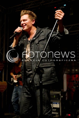  13.01.2013 RZESZOW KONCERT WOSP W GALERII HANDLOWEJ NOWY SWIAT N/Z RAFAL BRZOZOWSKI  