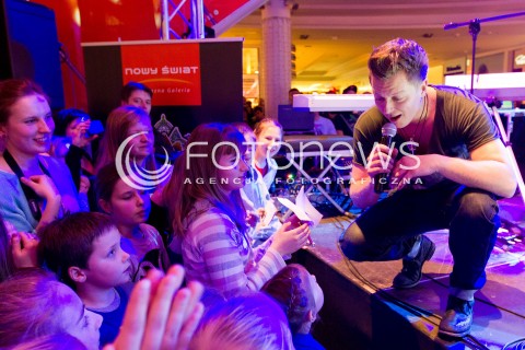  13.01.2013 RZESZOW KONCERT WOSP W GALERII HANDLOWEJ NOWY SWIAT N/Z RAFAL BRZOZOWSKI  