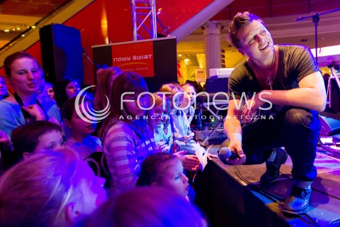  13.01.2013 RZESZOW KONCERT WOSP W GALERII HANDLOWEJ NOWY SWIAT N/Z RAFAL BRZOZOWSKI  