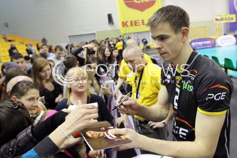  02.02.2013 KIELCE SIATKOWKA PLUS LIGA 2012/2013<br />MEN VOLLEYBALL POLAND POLISH PLUSLIGA LEAGUE SEASON 2012/2013 <br />MECZ EFFECTOR KIELCE - PGE SKRA BELCHATOW N/Z MARIUSZ WLAZLY AUTOGRAF AUTOGRAFY FAN FANI KIBIC KIBICE  