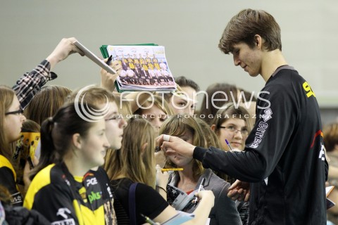 02.02.2013 KIELCE SIATKOWKA PLUS LIGA 2012/2013<br />MEN VOLLEYBALL POLAND POLISH PLUSLIGA LEAGUE SEASON 2012/2013 <br />MECZ EFFECTOR KIELCE - PGE SKRA BELCHATOW N/Z MACIEJ MUZAJ AUTOGRAF AUTOGRAFY FAN FANI KIBIC KIBICE  
