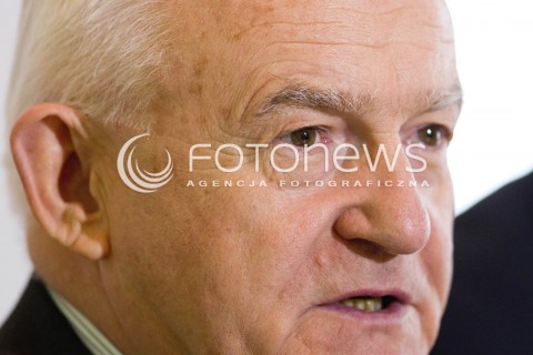  09.02.2013 RZESZOW WIZYTA PRZEWODNICZACEGO SLD LESZKA MILLERA W RZESZOWIE<br />N/Z LESZEK MILLER  