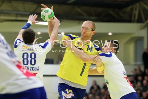  13.02.2013 MIELEC PILKA RECZNA PGNIG SUPERLIGA MEZCZYZN SEZON 2012/2013 MECZ TAURON STAL MIELEC - VIVE TARGI KIELCE<br />N/Z KAROL BIELECKI DAMIAN KOSTRZEWA KAMIL KRIEGER  