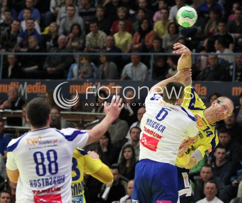  13.02.2013 MIELEC PILKA RECZNA PGNIG SUPERLIGA MEZCZYZN SEZON 2012/2013 MECZ TAURON STAL MIELEC - VIVE TARGI KIELCE<br />N/Z KAROL BIELECKI DAMIAN KOSTRZEWA KAMIL KRIEGER  