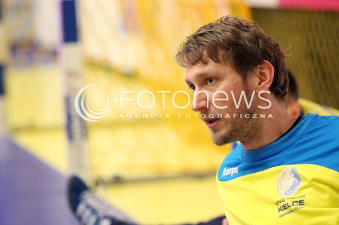  13.02.2013 MIELEC PILKA RECZNA PGNIG SUPERLIGA MEZCZYZN SEZON 2012/2013 MECZ TAURON STAL MIELEC - VIVE TARGI KIELCE<br />N/Z VENIO LOSERT  