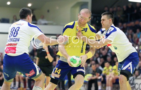  13.02.2013 MIELEC PILKA RECZNA PGNIG SUPERLIGA MEZCZYZN SEZON 2012/2013 MECZ TAURON STAL MIELEC - VIVE TARGI KIELCE<br />N/Z KAROL BIELECKI DAMIAN KOSTRZEWA KAMIL KRIEGER  