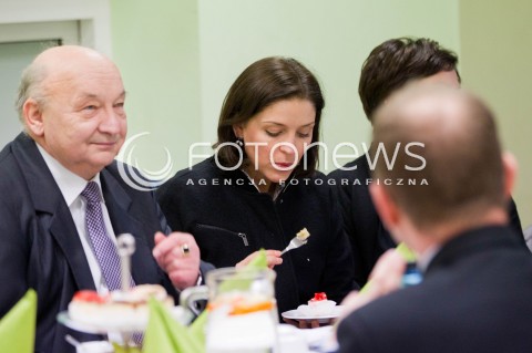  15.02.2013 PUSTKOW MINISTER SPORTU JOANNA MUCHA PODCZAS WIZYTACJI BUDOWY KRYTEGO BASENU<br />N/Z JOANNA MUCHA MINISTER JE SLODYCZE SMAKOLYK JEDZENIE POSILEK TORT PLACEK  
