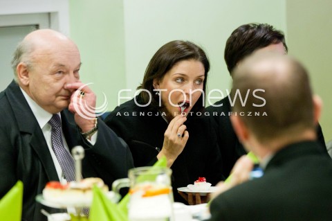  15.02.2013 PUSTKOW MINISTER SPORTU JOANNA MUCHA PODCZAS WIZYTACJI BUDOWY KRYTEGO BASENU<br />N/Z JOANNA MUCHA MINISTER JE SLODYCZE SMAKOLYK JEDZENIE POSILEK TORT PLACEK  