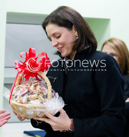  15.02.2013 PUSTKOW MINISTER SPORTU JOANNA MUCHA PODCZAS WIZYTACJI BUDOWY KRYTEGO BASENU<br />N/Z JOANNA MUCHA MINISTER PREZENT SLODYCZE KOSZYK  