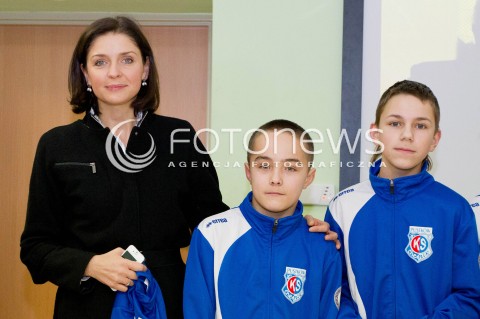  15.02.2013 PUSTKOW MINISTER SPORTU JOANNA MUCHA PODCZAS WIZYTACJI BUDOWY KRYTEGO BASENU<br />N/Z JOANNA MUCHA MINISTER Z DZIECMI  