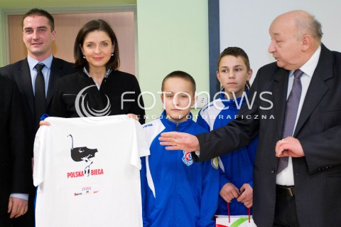  15.02.2013 PUSTKOW MINISTER SPORTU JOANNA MUCHA PODCZAS WIZYTACJI BUDOWY KRYTEGO BASENU<br />N/Z JOANNA MUCHA MINISTER KOSZULKA POLSKA BIEGA  