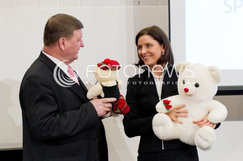  15.02.2013 RZESZOW PODKARPACKI KONGRES SPORTU POWSZECHNEGO Z UDZIALEM MINISTER SPORTU JOANNY MUCHY<br />N/Z JOANNA MUCHA MINISTER PREZENT MASKOTKA ZABAWKA PLUSZAK  
