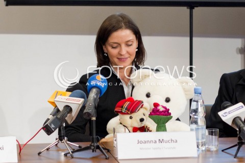  15.02.2013 RZESZOW PODKARPACKI KONGRES SPORTU POWSZECHNEGO Z UDZIALEM MINISTER SPORTU JOANNY MUCHY<br />N/Z JOANNA MUCHA MINISTER PREZENT MASKOTKI PLUSZAK PLUSZAKI NA KOLANACH  