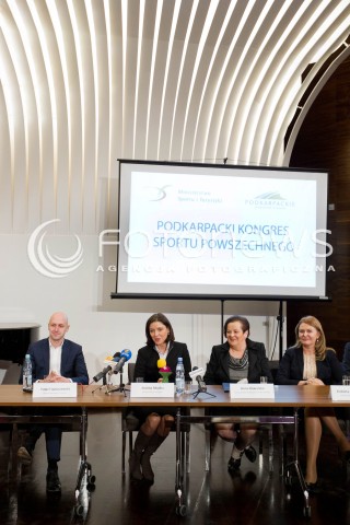 15.02.2013 RZESZOW PODKARPACKI KONGRES SPORTU POWSZECHNEGO Z UDZIALEM MINISTER SPORTU JOANNY MUCHY<br />N/Z JOANNA MUCHA MINISTER PAWEL JANUSZEWSKI ANNA KOWALSKA ELZBIETA LUKACIJEWSKA  
