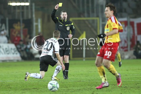  23.02.2013 KIELCE PILKA NOZNA POLSKA T-MOBILE EKSTRAKLASA SEZON 2012/2013 FOOTBALL POLISH EKSTRAKLASA SEASON 2012/2013 KORONA KIELCE - LEGIA WARSZAWA N/Z JAKUB KOSECKI TOMASZ MUSIAL SEDZIA KARTKA ZOLTA  