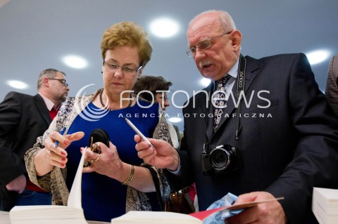  01.03.2013 RZESZOW KONFERENCJA KOBIETA AKTYWNA Z UDZIALEM PREZYDENTOWEJ DANUTY WALESY N/Z DANUTA WALESA PODPISUJE KSIAZKE  