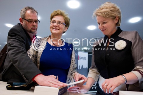  01.03.2013 RZESZOW KONFERENCJA KOBIETA AKTYWNA Z UDZIALEM PREZYDENTOWEJ DANUTY WALESY N/Z DANUTA WALESA PODPISUJE KSIAZKE  