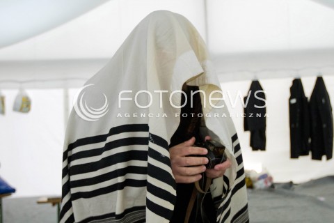  03.03.2013 LEZAJSK PIELGRZYMKA CHASYDOW DO GROBU CADYKA ELIMELECHA WEISSBLUMA W LEZAJSKU W ROCZNICE SMIERCI. ORTODOKSYJNI ZYDZI Z CALEGO SWIATA MODLA SIE O ZDROWIE I SZCZESCIE  