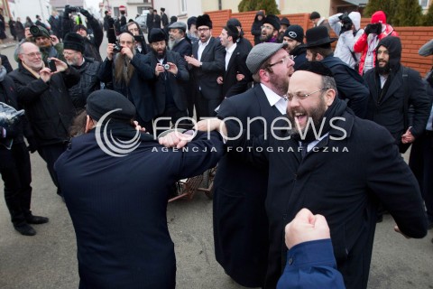  03.03.2013 LEZAJSK PIELGRZYMKA CHASYDOW DO GROBU CADYKA ELIMELECHA WEISSBLUMA W LEZAJSKU W ROCZNICE SMIERCI. ORTODOKSYJNI ZYDZI Z CALEGO SWIATA MODLA SIE O ZDROWIE I SZCZESCIE  