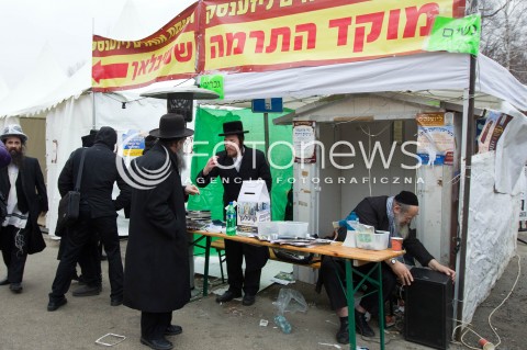  03.03.2013 LEZAJSK PIELGRZYMKA CHASYDOW DO GROBU CADYKA ELIMELECHA WEISSBLUMA W LEZAJSKU W ROCZNICE SMIERCI. ORTODOKSYJNI ZYDZI Z CALEGO SWIATA MODLA SIE O ZDROWIE I SZCZESCIE  