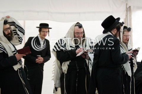  03.03.2013 LEZAJSK PIELGRZYMKA CHASYDOW DO GROBU CADYKA ELIMELECHA WEISSBLUMA W LEZAJSKU W ROCZNICE SMIERCI. ORTODOKSYJNI ZYDZI Z CALEGO SWIATA MODLA SIE O ZDROWIE I SZCZESCIE  