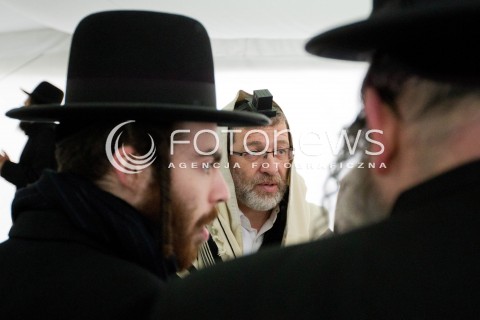  03.03.2013 LEZAJSK PIELGRZYMKA CHASYDOW DO GROBU CADYKA ELIMELECHA WEISSBLUMA W LEZAJSKU W ROCZNICE SMIERCI. ORTODOKSYJNI ZYDZI Z CALEGO SWIATA MODLA SIE O ZDROWIE I SZCZESCIE  