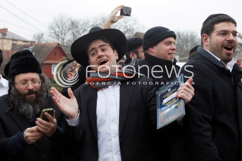  03.03.2013 LEZAJSK PIELGRZYMKA CHASYDOW DO GROBU CADYKA ELIMELECHA WEISSBLUMA W LEZAJSKU W ROCZNICE SMIERCI. ORTODOKSYJNI ZYDZI Z CALEGO SWIATA MODLA SIE O ZDROWIE I SZCZESCIE  