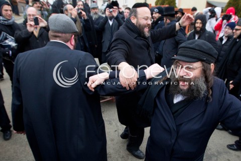  03.03.2013 LEZAJSK PIELGRZYMKA CHASYDOW DO GROBU CADYKA ELIMELECHA WEISSBLUMA W LEZAJSKU W ROCZNICE SMIERCI. ORTODOKSYJNI ZYDZI Z CALEGO SWIATA MODLA SIE O ZDROWIE I SZCZESCIE  