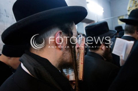  03.03.2013 LEZAJSK PIELGRZYMKA CHASYDOW DO GROBU CADYKA ELIMELECHA WEISSBLUMA W LEZAJSKU W ROCZNICE SMIERCI. ORTODOKSYJNI ZYDZI Z CALEGO SWIATA MODLA SIE O ZDROWIE I SZCZESCIE  