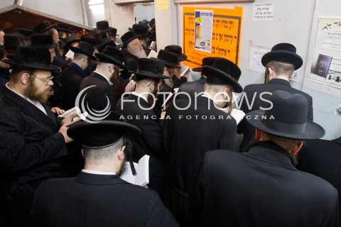  03.03.2013 LEZAJSK PIELGRZYMKA CHASYDOW DO GROBU CADYKA ELIMELECHA WEISSBLUMA W LEZAJSKU W ROCZNICE SMIERCI. ORTODOKSYJNI ZYDZI Z CALEGO SWIATA MODLA SIE O ZDROWIE I SZCZESCIE  